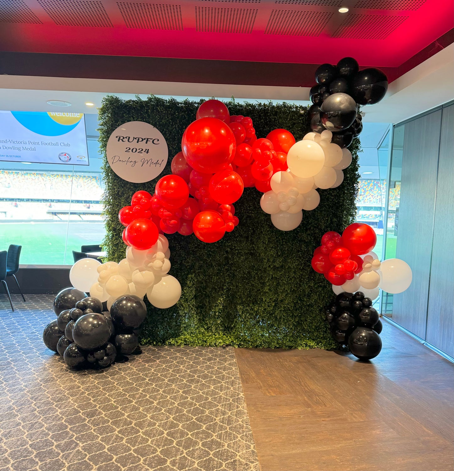 Green Wall and Balloon Package for events – Lush greenery backdrop with colorful balloon decor, perfect for weddings, parties, and corporate events