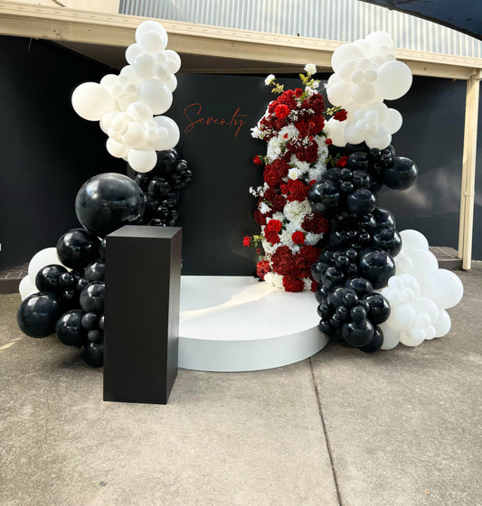 Beautiful floral bouquet paired with vibrant balloons, creating a stunning centerpiece for weddings and celebrations, Luxurious floral arrangement featuring a mix of fresh flowers and decorative balloons for an elegant event decor